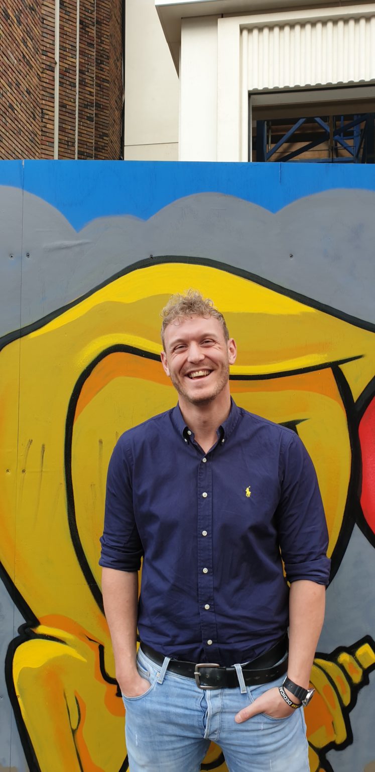 Jonathan Bouter voor een kleurrijke muurschildering