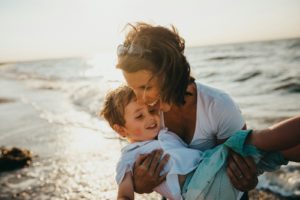 Moeder met kind aan zee