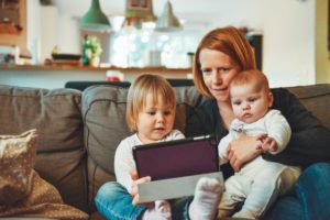 Moeder met haar kinderen op de bank