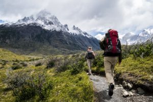 Wandelaar op weg naar de bergtop