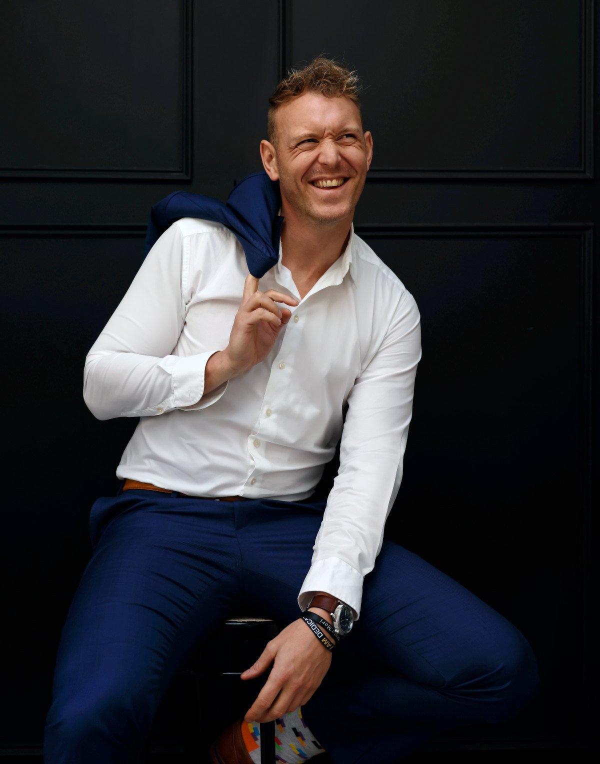 Jonathan Bouter in blauw pak