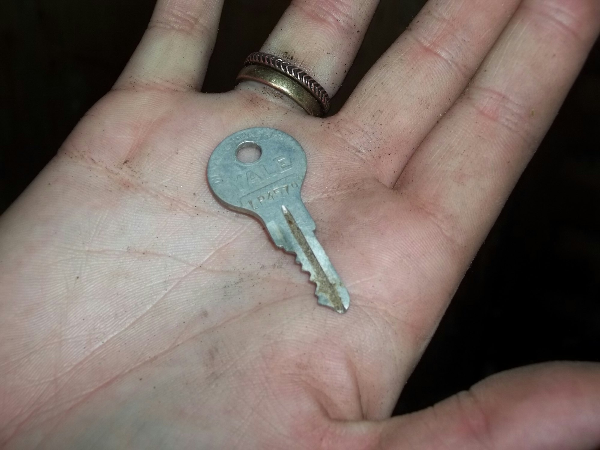 Open vrouwenhand met een sleutel erin