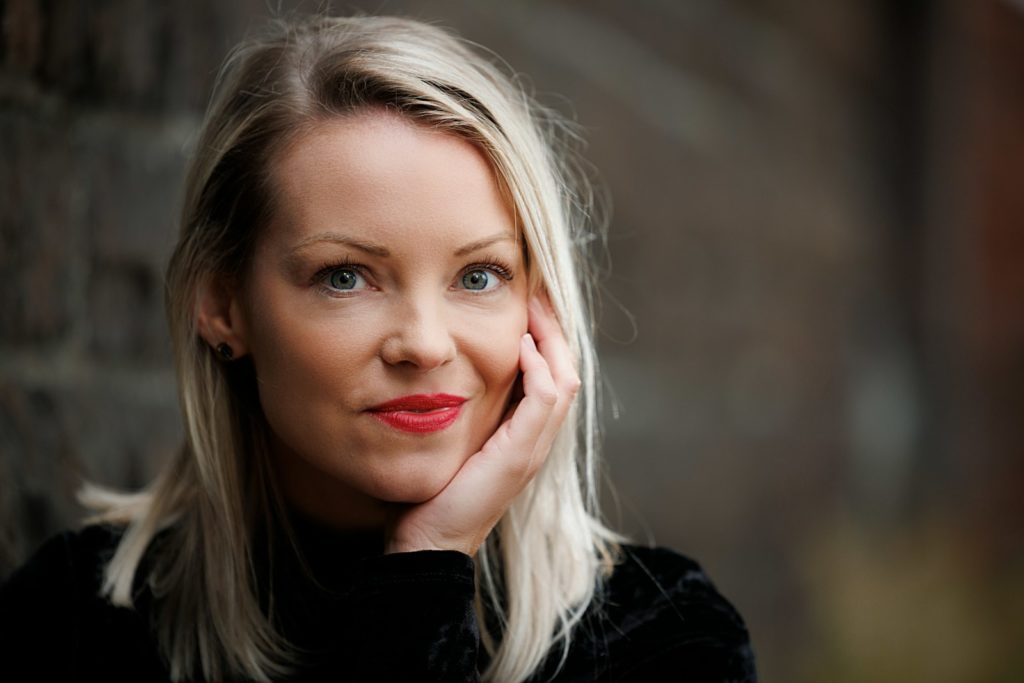 Vrouw kijkt rustig en zeker in de camera