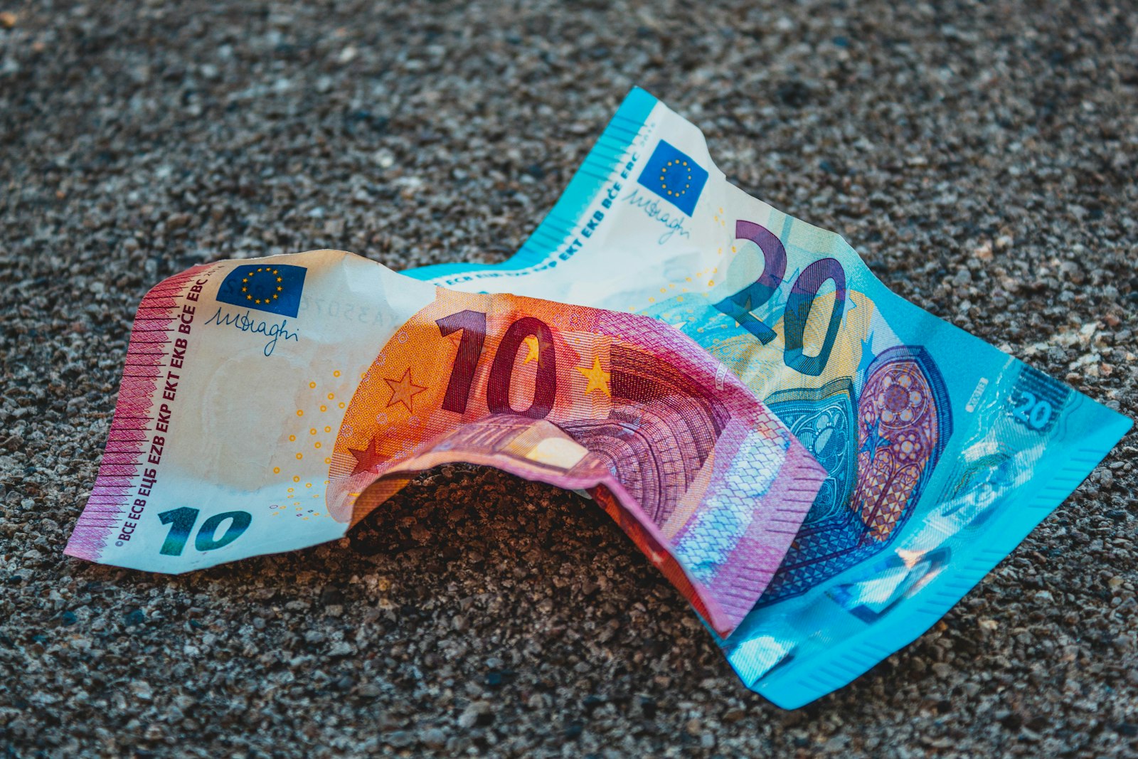 Een verfrommeld briefje van twintig en van tien euro