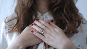 Vrouw legt haar handen op haar borst