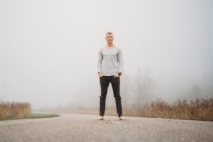Jonathan Bouter staat blootsvoets op een lege weg in de mist