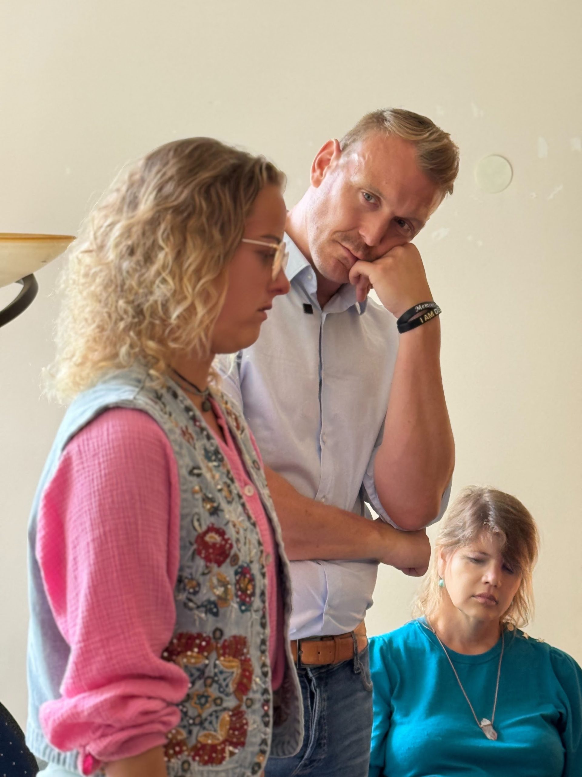 Jonathan Bouter kijkt geconcentreerd mee tijdens een familieopstelling op een workshop