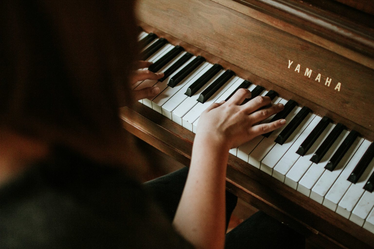 Handen op de toetsen van een piano