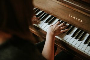 Handen op de toetsen van een piano