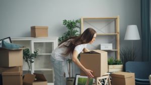 Vrouw pakt verhuisdozen in