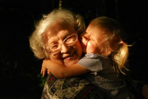 Oma en kleindochter omhelzen elkaar in warm avondlicht