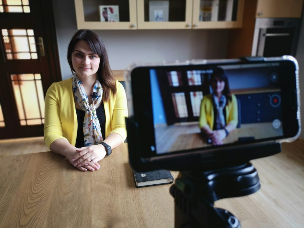 Vrouw filmt zichzelf met haar telefoon op een statief