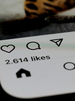 Telefoon met likes op social media